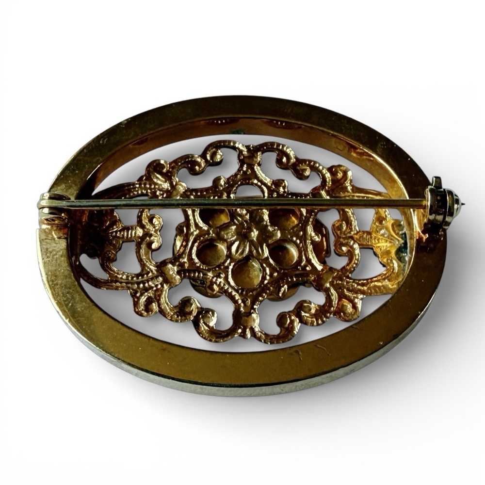 Vintage Gold Tone Filigree Brooch, Jade-like Green Cabochon, Mid‑Century Pin - Picture 9 of 11